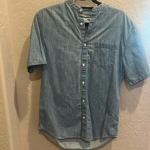Old Navy button up shirt. Chambray denim. Medium. Slim Fit